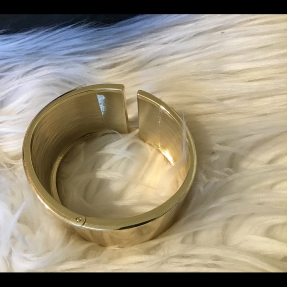 VINTAGE NWT  Victoria Secret Wide Gold / Crystal Hinged Cuff! - Picture 4 of 11